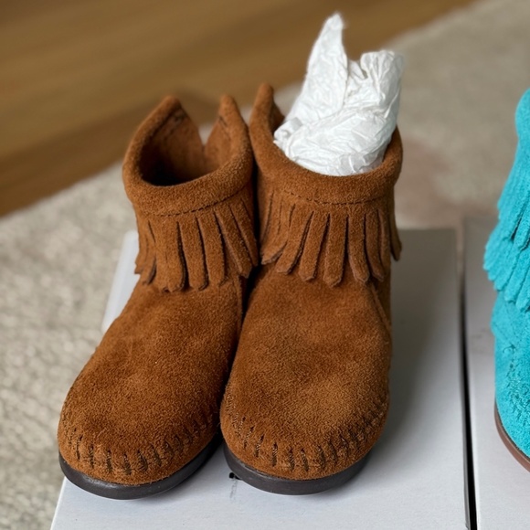 Kids Minnetonka Size 7 - Picture 1 of 2